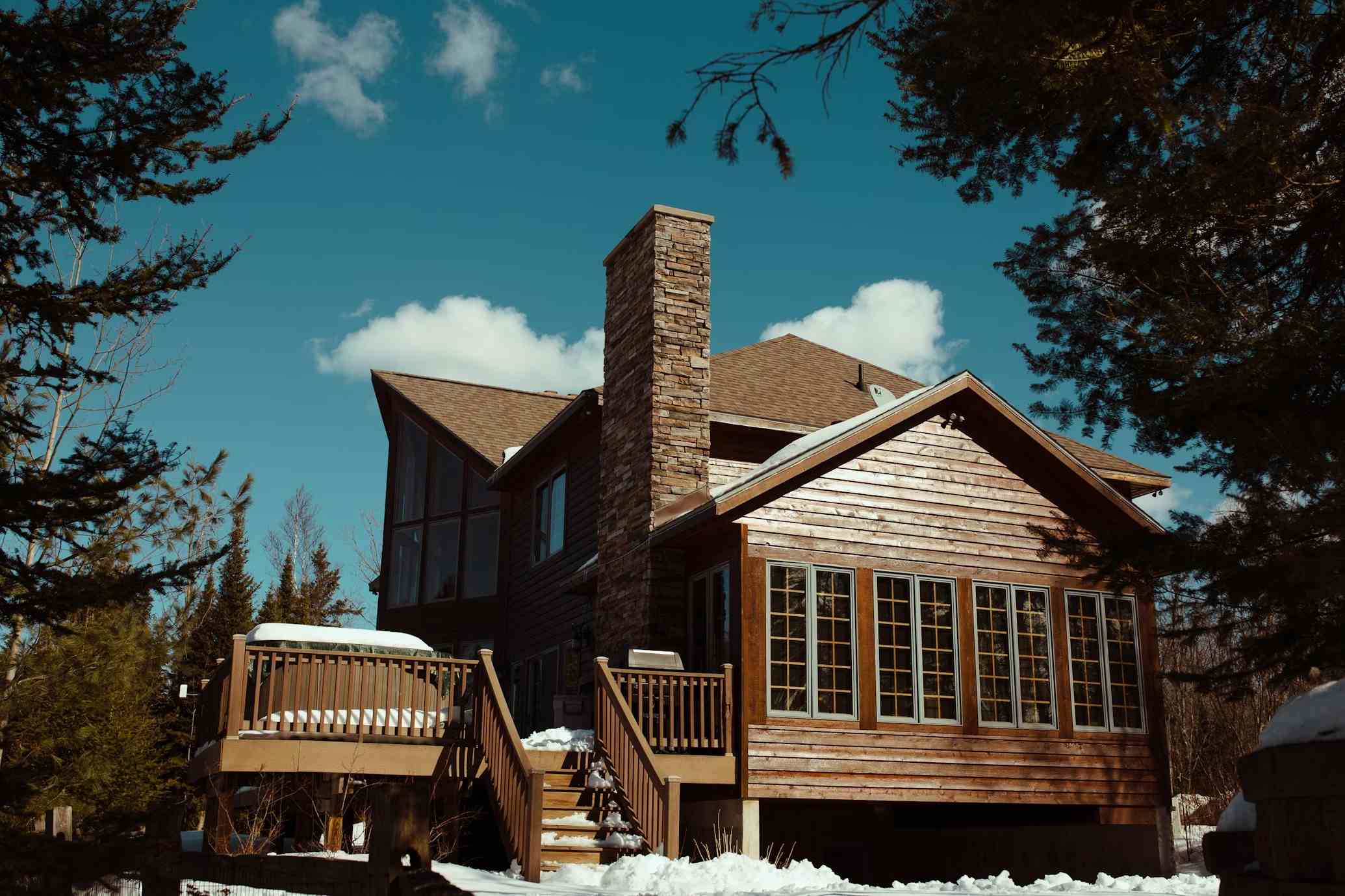 Traditional Log Cabins vs. Modern Prefab Homes in Cabin Construction